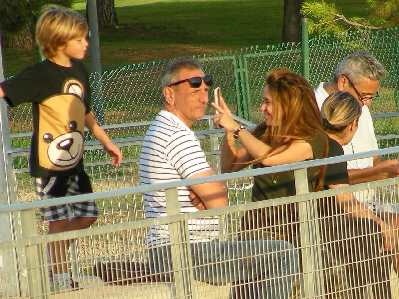 Sin dejar de prestar atención al partido, Shakira también sonrió mientras atendía el juego y tomaba fotografías a su hijo menor. 
<br>