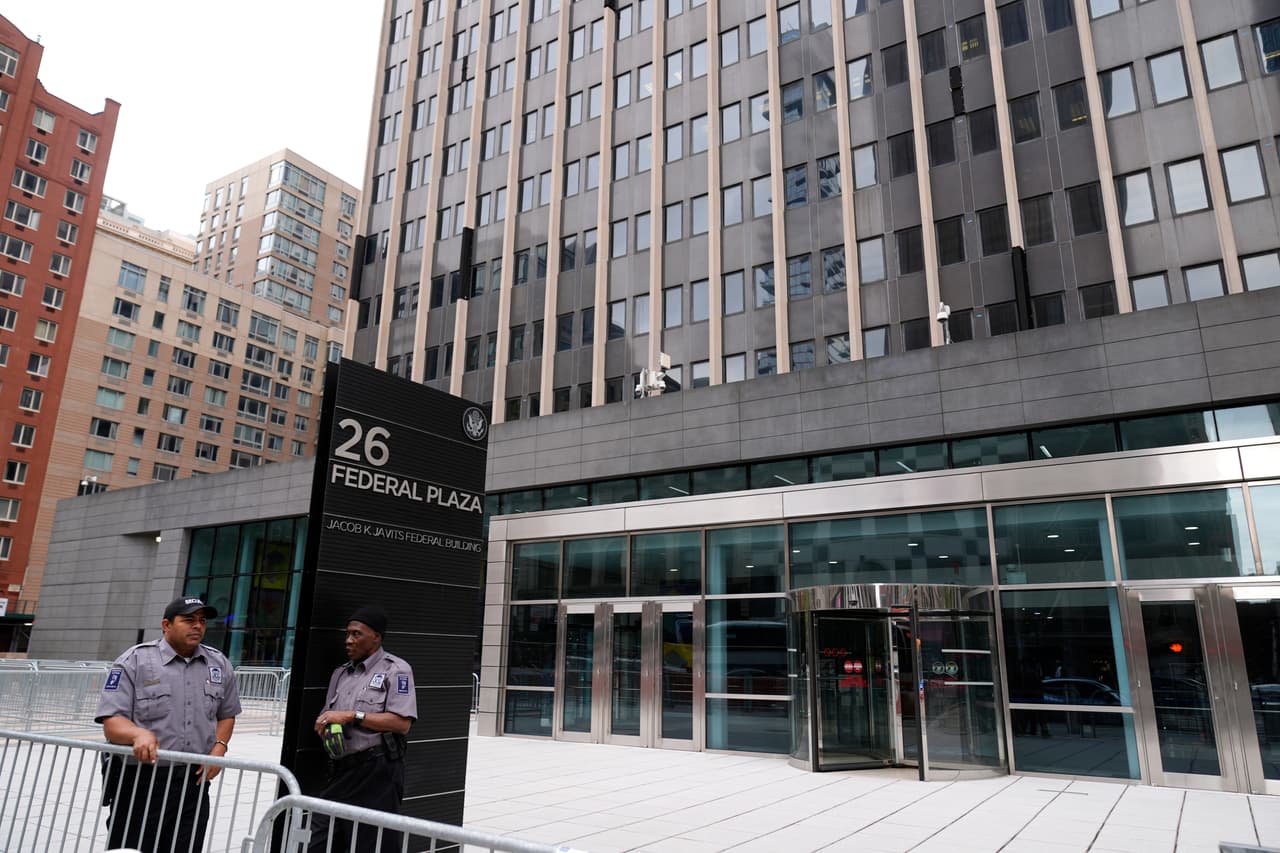 La investigación de The Washington Post reveló que funcionarios de ICE habrían advertido desde 2025 sobre el grave hacinamiento en el centro de detención temporal ubicado en el edificio 26 Federal Plaza, en Nueva York.