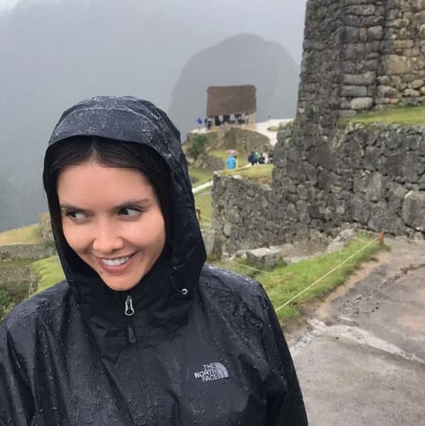 "Y nos llovió 🌧😂🇵🇪 #sinfiltros #sinmaquillaje 🙈", escribió en Instagram, donde comparte momentos de su viaje con sus fans.