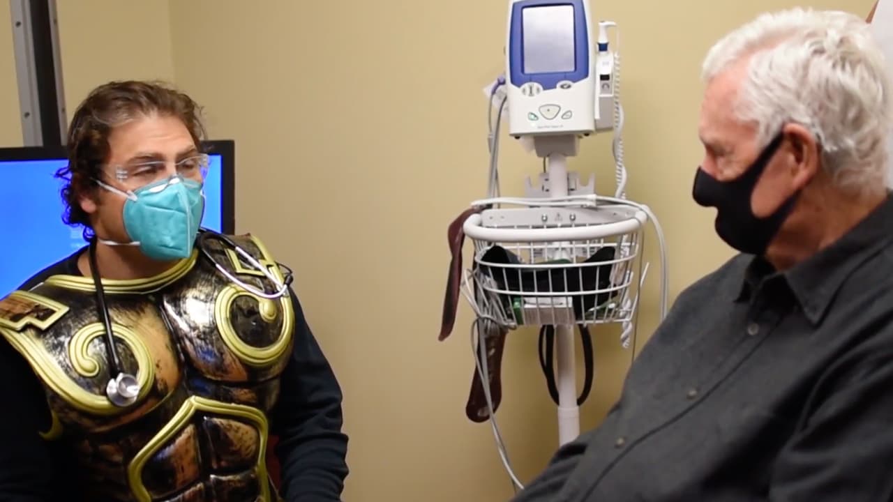 El personal se transforma en caballeros, superhéroes y atletas profesionales durante un día para tratar a los pacientes.