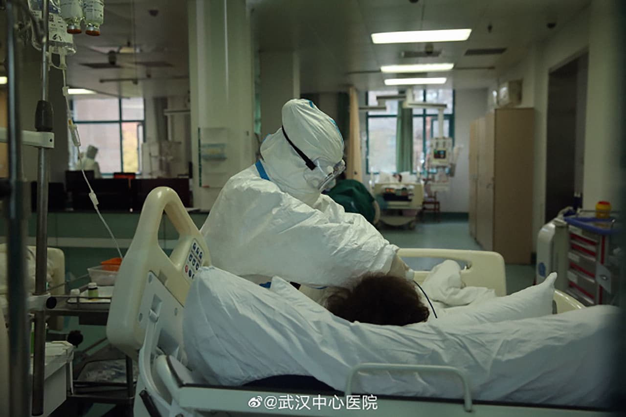 La ciudad china epicentro del brote del nuevo virus es uno de los centros industriales más grandes. La tos, los estornudos y el contacto con un enfermo pueden provocar contagio.