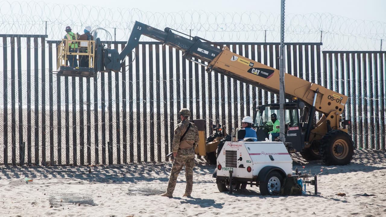 <b>Mira también: </b>Durante décadas las familias de migrantes en EEUU han utilizado el Parque de la Amistad para ver a sus seres queridos en el lado mexicano de la frontera. Sin embargo, la construcción de una nueva barrera fronteriza, programada para septiembre, podría dificultar que estos encuentros se sigan dando. Pedro Ríos, del comité de Amigos Americanos, asegura que "por un capricho de la Patrulla Fronteriza buscan cerrar el parque para siempre". 
<b>Más noticias en <a href="https://www.univision.com/noticias" target="_blank">Univision</a></b>.