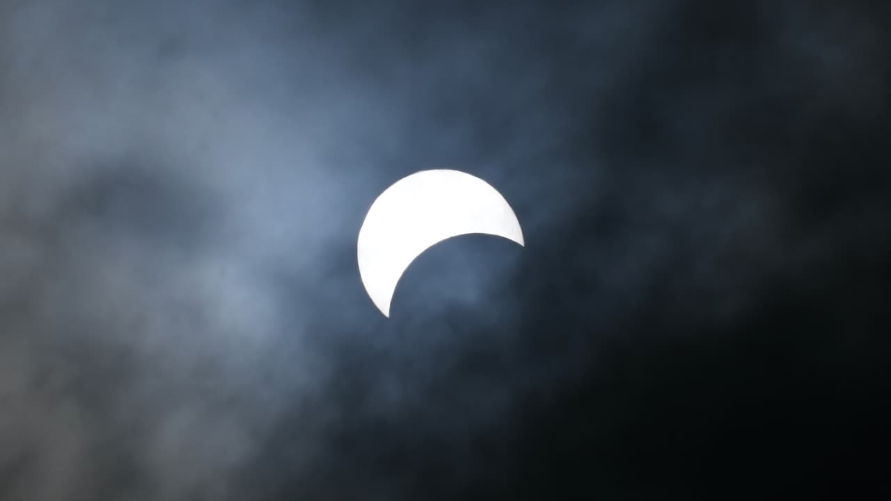 Eclipse de sol comenza su desarrollo sobre la ciudad de Nueva York.