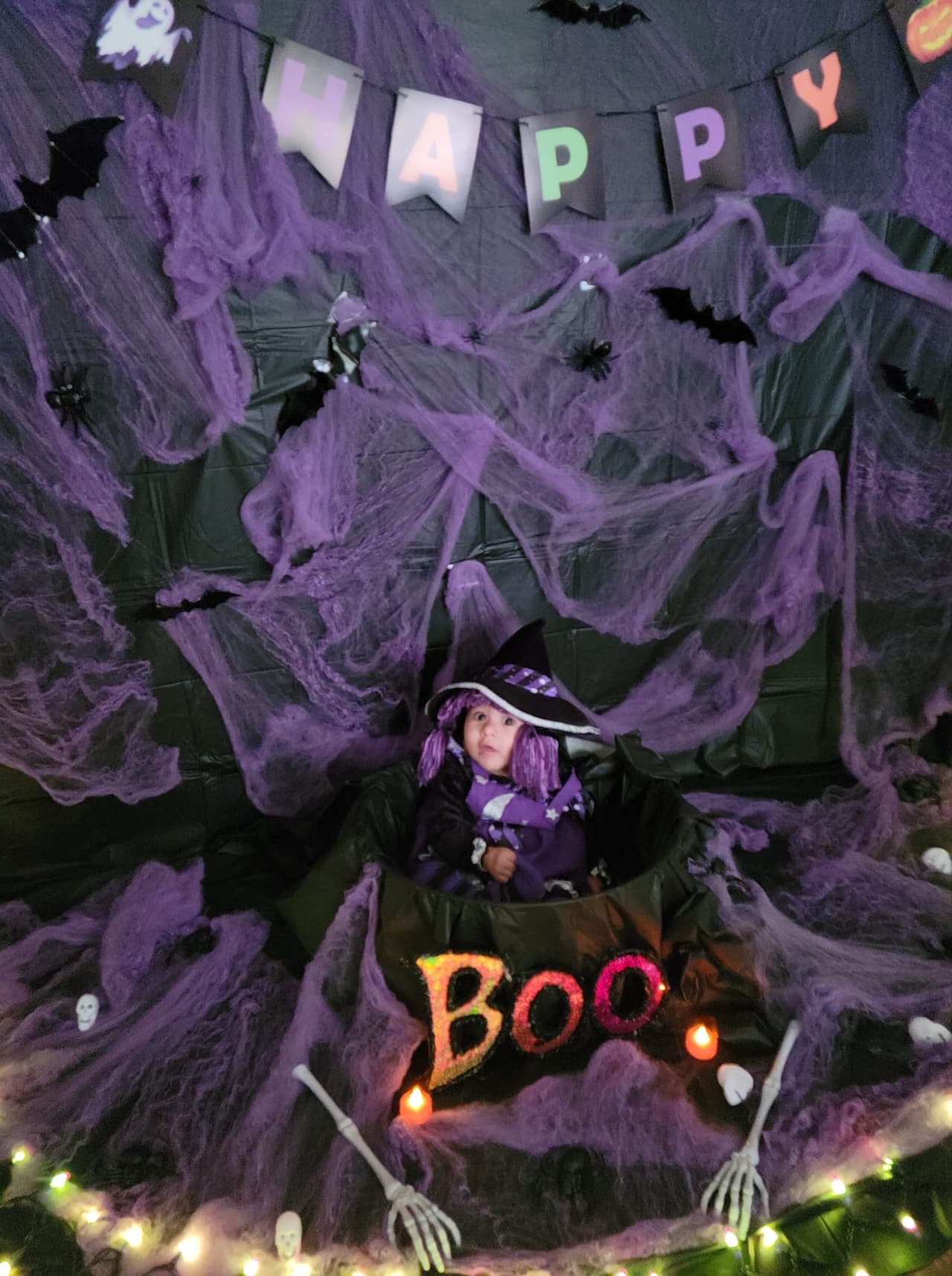 Esta bebé de Yadira Verduzco lució de brujita dentro de una caldera.
<br>