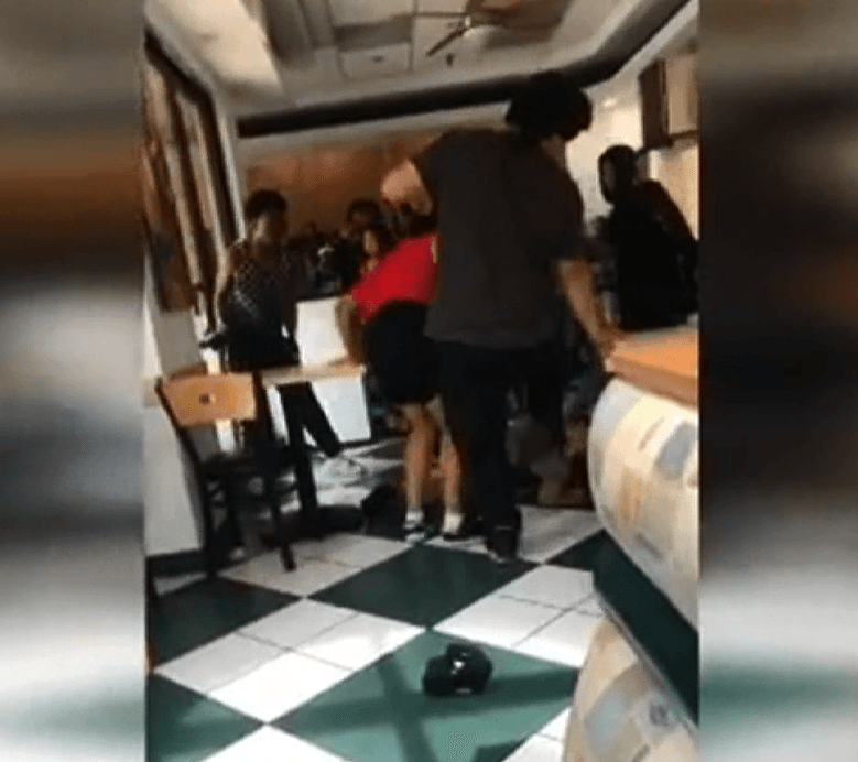 Laura Cruz, madre de la víctima, comentó que su hijo estaba comiendo con su novia en el restaurante de Cotixan cuando un grupo de jóvenes ingresó al restaurante y lo atacó.
<br>