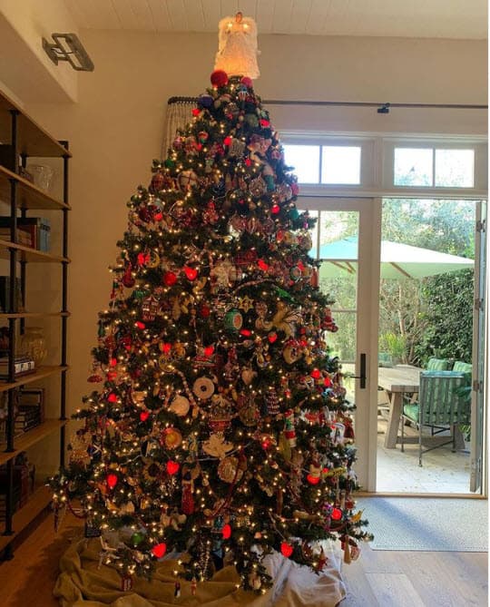 La legendaria actriz estadounidense se encargó de poner el arbolito y le tomó dos días. Además, compartió que adornó el tradicional pino mientras escuchaba jazz, la música de sus tiempos de universitaria.