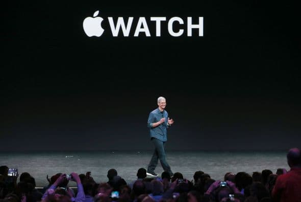 Es posible darle órdenes a Siri y responder mensajes por voz o usando algunas respuestas predefinidas.