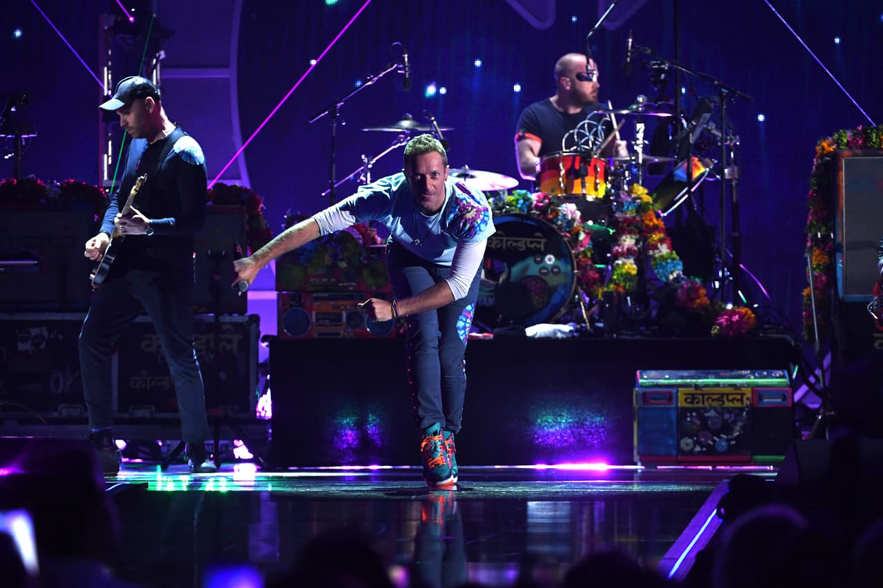Actualmente, Coldplay promociona el lanzamiento de su nuevo disco 'Everyday life'. Para Martin se trata del álbum más honesto que haya hecho la banda: "Es la primera vez que realmente 
<b><a href="https://www.univision.com/especiales/teleton-usa/hasta-coldplay-chris-martin-se-sumo-a-la-causa-convirtiendose-en-el-momento-inolvidable-del-teleton-usa-video" target="_blank">decimos lo que pensamos</a></b> sobre algunas cosas y trata de ser empático y un poco sin filtro. Está completamente sin filtro".
<br>