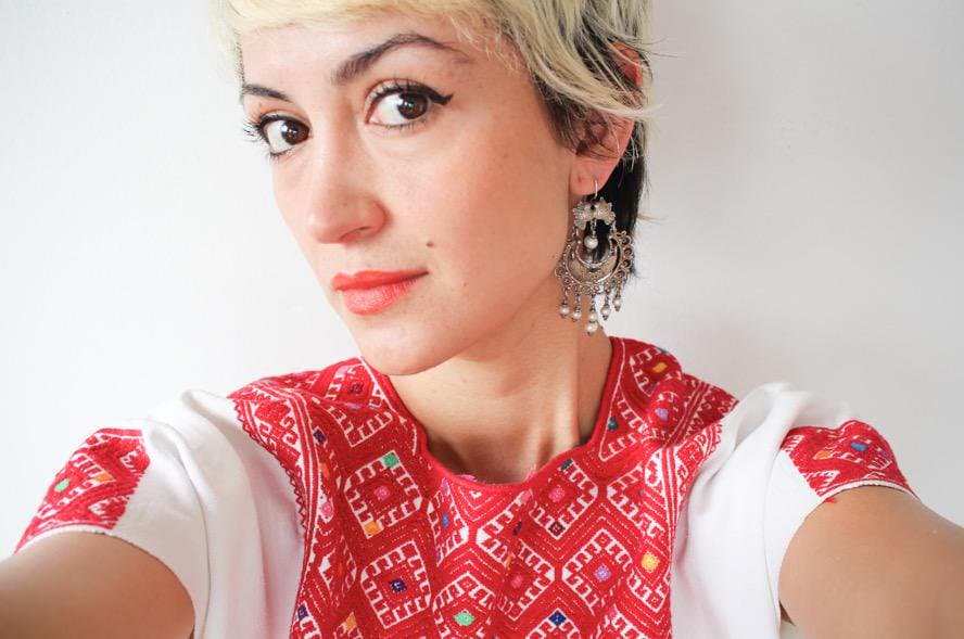 Además ha participado en el Fondo Nacional para el Fomento de las Artesanías (FONART) desarrollando catálogos de registro para el rescate e investigación de bordados del Estado de Oaxaca.