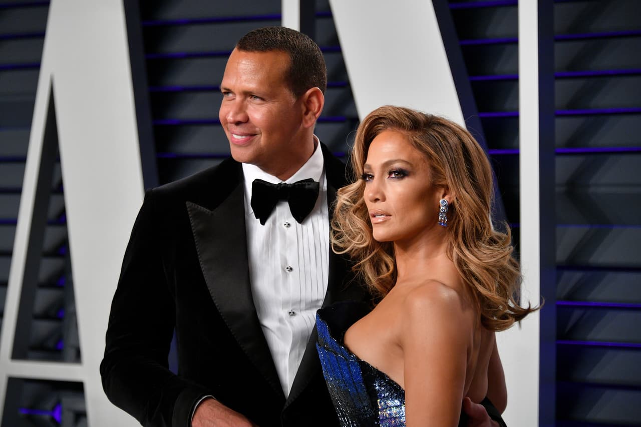 "Él 
<b><a href="https://www.univision.com/famosos/jlo-ben-affleck-a-rod-bromas" target="_blank">cree que 'Jen' podría comenzar a extrañar lo que tenían</a> </b>juntos", aseguró el informante, "pero ella está lista para ponerlo en su espejo retrovisor". 
<br>