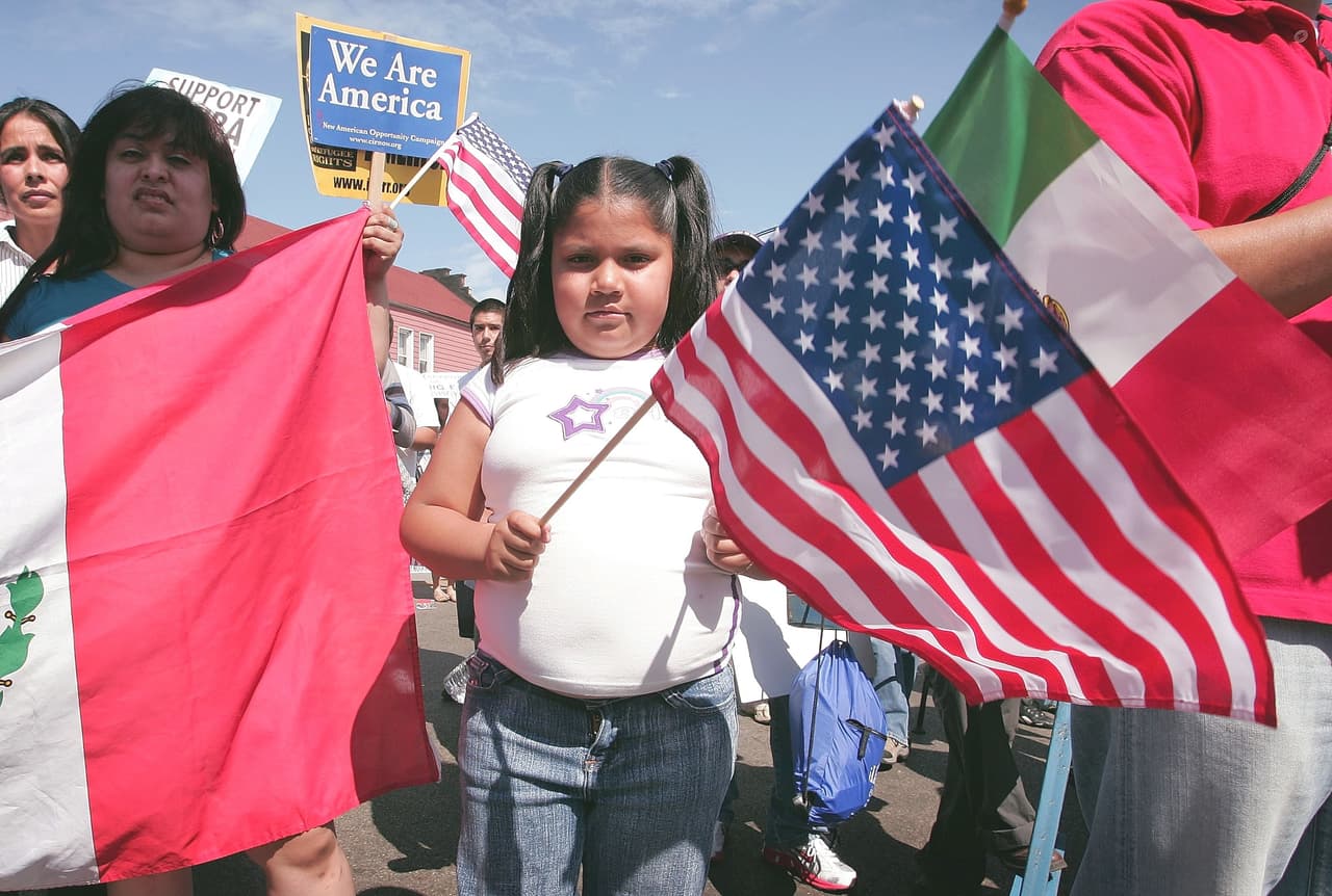 Todos los niños y niñas en EEUU, independientemente de si están o no legalmente en el país, o del estatus legal de sus padres o madres, tienen el derecho a la educación pública, gratuita, de primaria a secundaria.