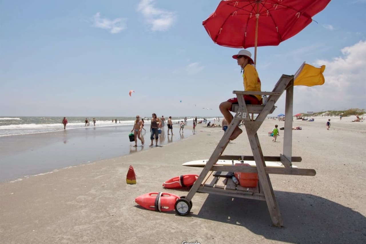 <b>Puesto 9. Playa de Beachwalker Park, Carolina del Sur.</b>
<br>
<br>Está ubicada en la isla de Kiawah, al sur de Charleston. “Esta es una costa para los amantes de la naturaleza y los visitantes pueden traer sus kayaks para remar a través de las ensenadas”, dijo sobre esta playa el 'Dr. Beach' en su ranking de 2021. “El agua no es clara, pero está limpia y proporciona mariscos fantásticos”, agregó.
<br>
<br>El académico basa su ranking en el
<a href="https://www.drbeach.org/fiftycriteria"><u>análisis de 50 factores físicos de las playas</u></a>. La suavidad de la arena, las mareas, la temperatura del agua, la cantidad de días soleados al año, la velocidad del viento, las olas, entre muchos otros.
<br>