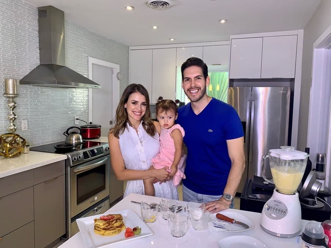Chloé Sophia, la hija de Carolina Sarassa ha crecido mucho en los últimos meses y sus papás la consienten al por mayor. Este mes, vimos a la familia cocinando juntos para su pequeña princesa.