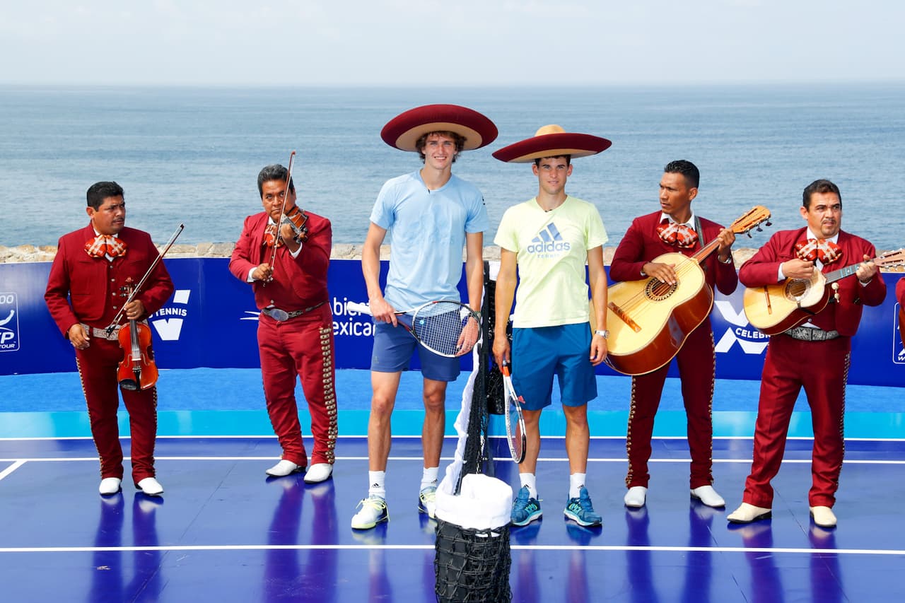 El alemán Alexander Zverev y el austriaco Dominic Thiem llegaron en helicóptero a un acantilado de Acapulco, cercano a la popular zona de La Quebrada, donde jugaron un partidito de exhibición y fueron recibidos con mariachis por el director del torneo, Raúl Zurutuza, horas antes del inicio de actividades del cuadro principal.