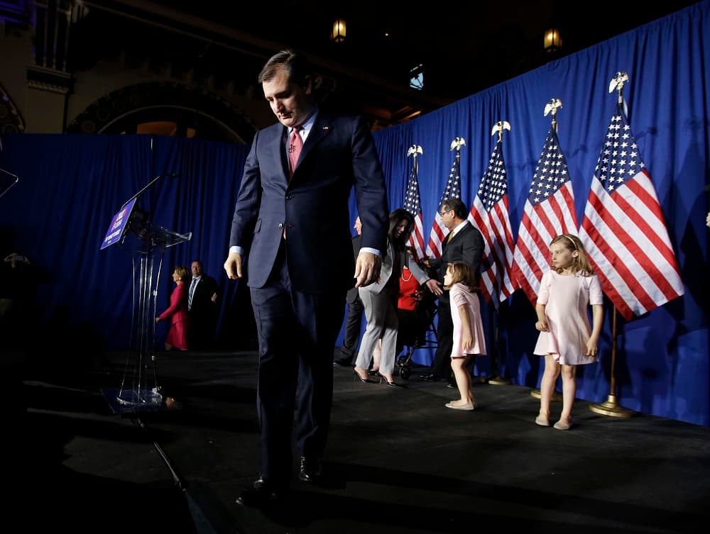 El senador Ted Cruz, de Texas, sale del escenario tras retirarse de la campaña por la nominación republicana a la presidencia, el martes 3 de mayo de 2016, en Indianápolis.