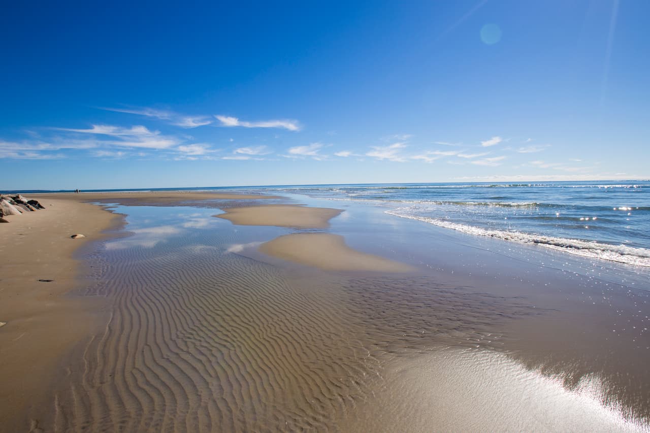 <b>Puesto 7.</b>
<b>Playa de Ogunquit, Maine.</b> “Esta playa está impecablemente limpia y tiene un suelo de arena suave. Durante la marea baja, la playa es probablemente la más ancha que exista. Con la marea alta puedes caminar cientos de pies hacia adentro y el agua no sobrepasa tu cintura”.