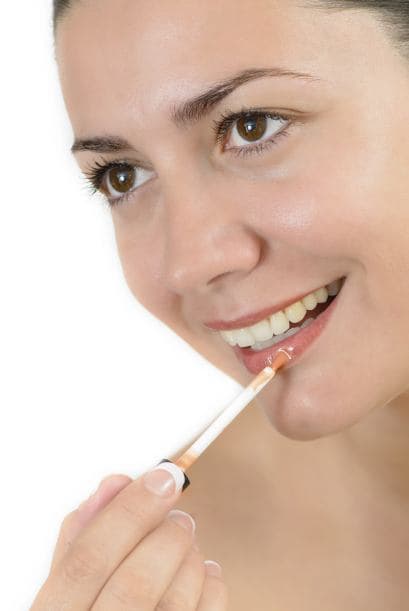 Tu piel va con un abanico más amplio de colores. Aprovecha la gama de ‘lipsticks’ que tienes para elegir, y anímate a variar.