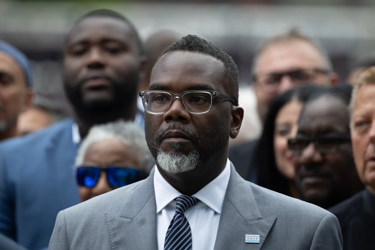 El alcalde de Chicago, Brandon Johnson, reaccionó a la presencia de la funcionaria durante su propia participación en un evento de entrega de abrigos navideños.
<br>
<br>“Bajo la administración Trump se han cortado los alimentos y el acceso a la atención médica. Su presencia ha generado consternación y ansiedad”, señaló Johnson. “En Chicago estamos haciendo nuestra parte para dar ejemplo”.