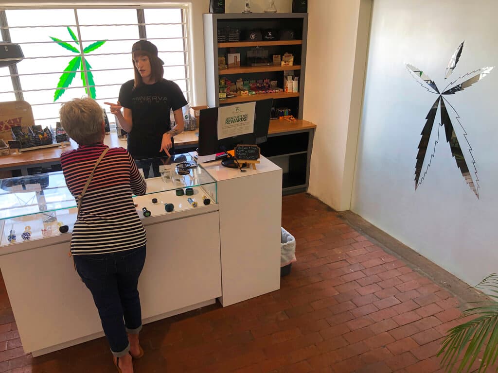 Este fondo servirá para el 
<b>desarrollo de programas</b> de prevención de la violencia juvenil tales como asesoramiento sobre salud mental, tratamiento por abuso de sustancias, prevención e intervención tempranas, actividades extracurriculares y servicios para jóvenes sin hogar y niños de crianza.