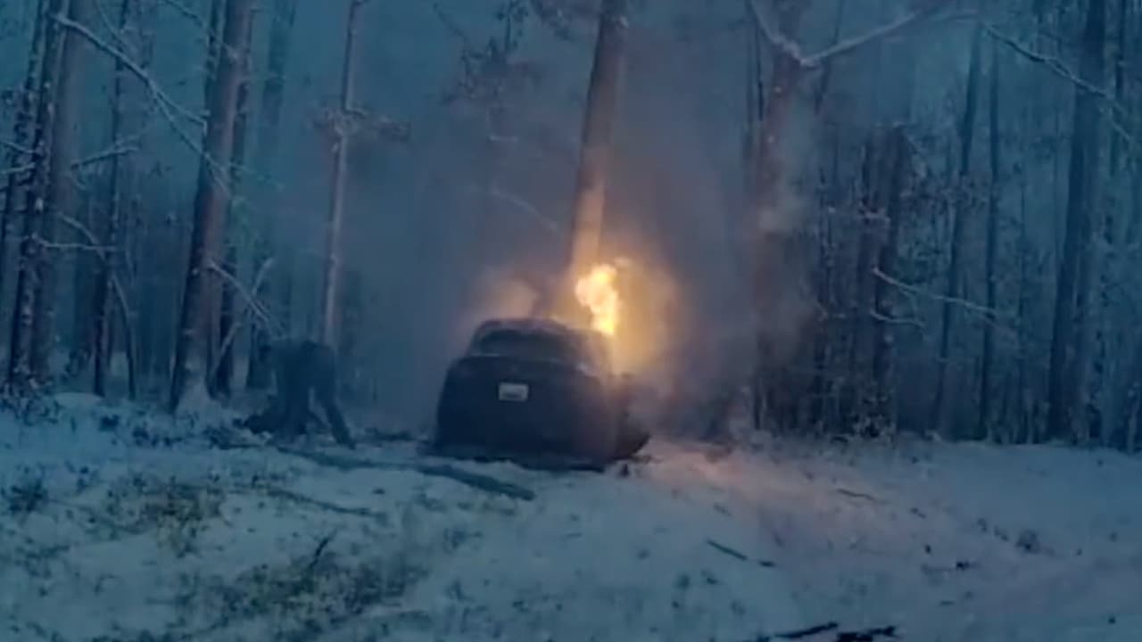 Rescatan a conductor atrapado en Tesla en llamas durante tormenta de nieve en Virginia