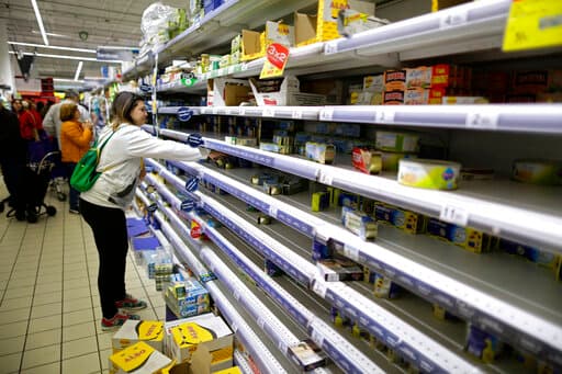 Pastas, arroz, aceite, leche, conservas y papel higiénico son los productos más demandados en los supermercados en Madrid. Muchos anaqueles quedaron vacíos.
<br>