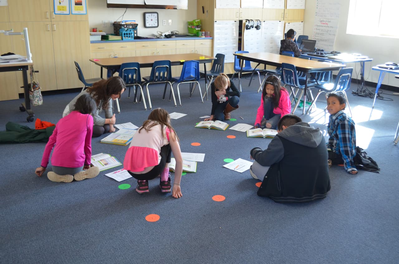 <b>Ausencias escolares.</b> Los niños nativos americanos, extranjeros y de otras culturas que pierdan días de escuela para participar en ceremonias culturales o eventos no tendrán que preocuparse por tener una ausencia injustificada.
<br>
<br>La ley AB 516 agrega estos eventos a la lista de razones de ausencias justificadas para los estudiantes de kínder a doceavo grado. Un “evento cultural” está definido en la ley como un evento relacionado con los “hábitos, prácticas, creencias y tradiciones de ciertos grupos de personas”.