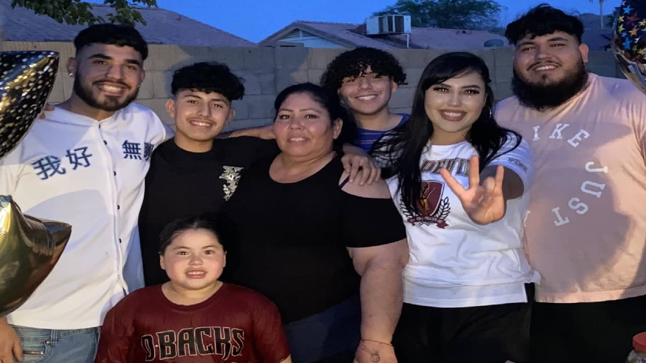 Joven se queda a cargo de sus cinco hermanos debido a la muerte de su madre por coronavirus