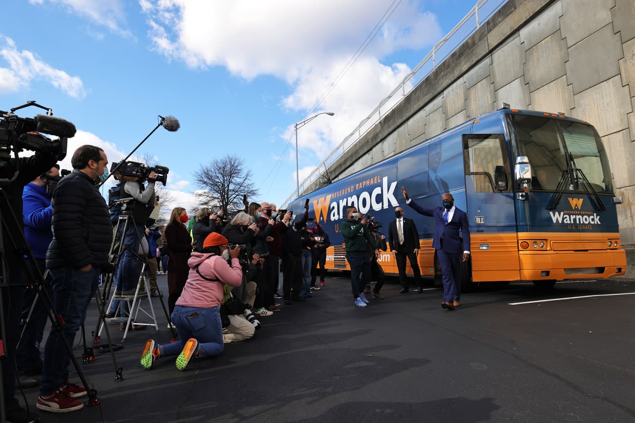 El candidato demócrata de Georgia, el reverendo Raphael Warnock, llega a un sitio de votación en IBEW Local 613 el 5 de enero de 2021 en Marietta, Georgia.