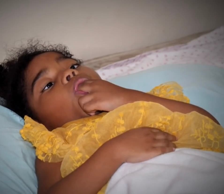 Dara, de tres años y el primer caso en el país del Síndrome Pitt-Hopkins, no puede hablar, ni caminar y presenta serias dificultades visuales.
<br>