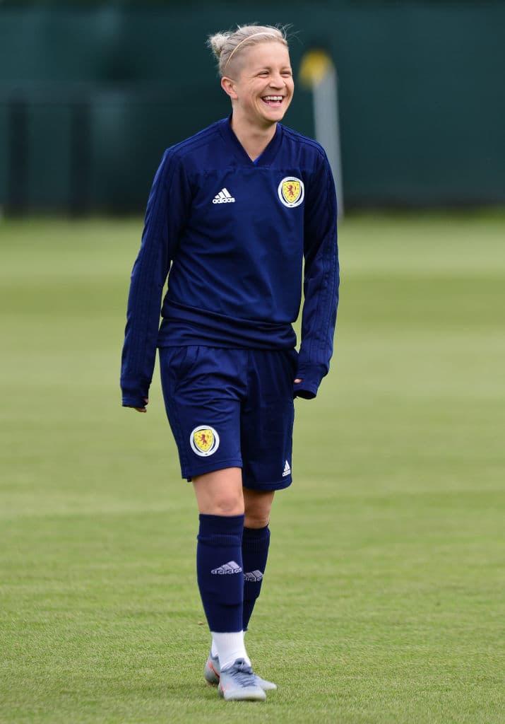 La Selección femenil de Escocia cerró su preparación para participar en su primera aventura en una Copa Mundial Femenina cuando el domingo próximo hagan su presentación en una competencia de esta envergadura ante, ni más ni menos que, Inglaterra, una nación con una gran rivalidad en el campo de fútbol sin importar la rama o la categoría. En medio de la última práctica antes de viajar a Francia algunas jugadoras participaron en una interesante sesión fotográfica.
