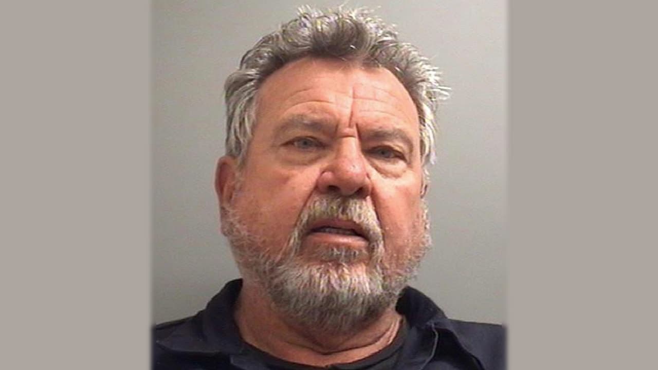 Niñas que jugaban con el celular de un pariente descubren un video en el que abusaba de una menor