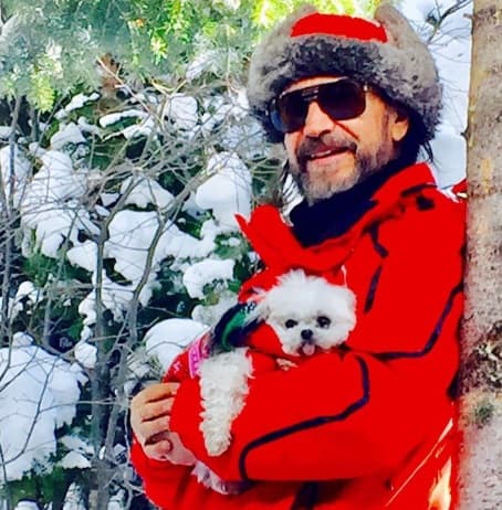 Para la nieve, qué tal este modelito, combinado con todo y el clásico gorro ruso, lentes oscuros y la agradable compañía de su pequeña mascota.