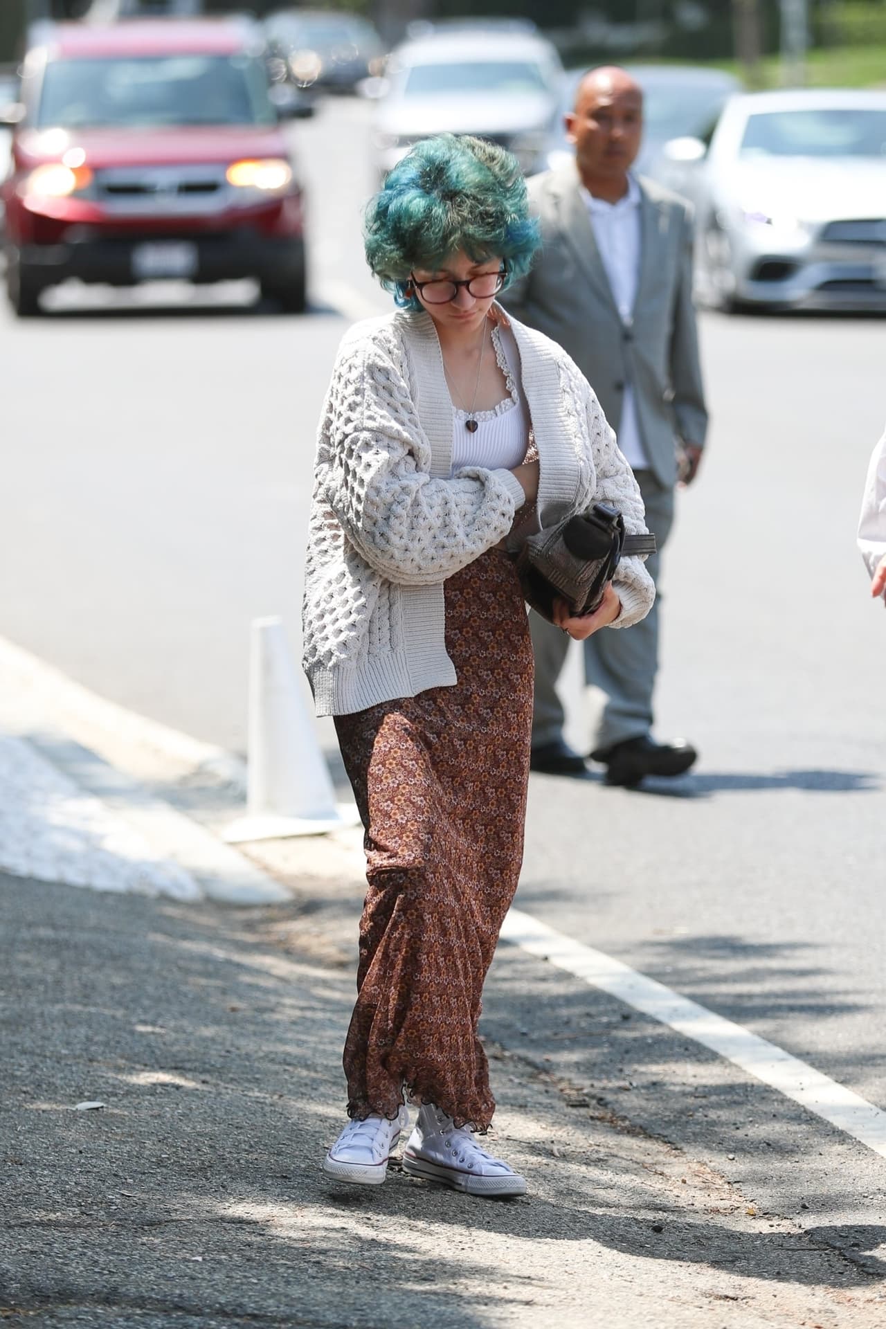 Emme eligió un cómodo 'outfit' con un cárdigan de punto color crema, un top corto blanco y una falda con estampado de flores.
<br>