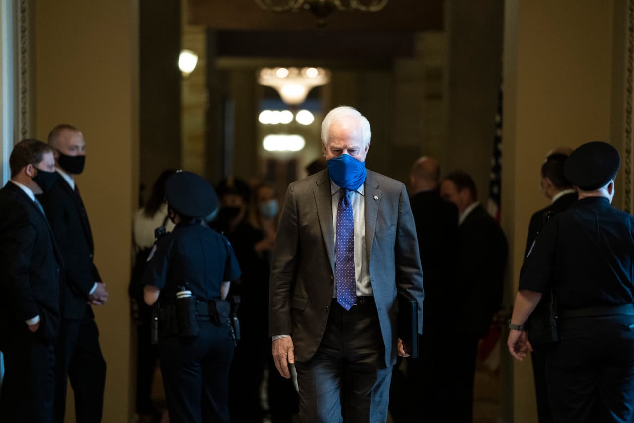 Los demócratas que participaron en la reunión previa al inicio de la convención se refirieron a John Cornyn como un "lamebotas". Una cuenta vinculada a la campaña del senador respondió, con ironía: "Elegante". 
<br>
<br>La candidata al senado MJ Hegar reaccionó y escribió sin tapujos: "Oh, ahórreme que se lleve las perlas al pecho, cobarde. Ojalá se ofendiera así por los 10,000 texanos que han muerto por covid-19 y los millones que han perdido su trabajo".