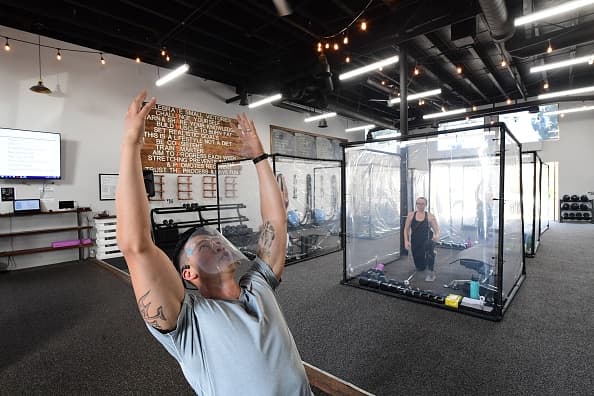 Sin embargo, los jueces del condado no pueden imponer penas de cárcel por no seguir las órdenes ni pueden imponerse sanciones por no usar una mascarilla.
<br>
<br>Si se imponen restricciones a nivel de condado, esas restricciones pueden no incluir la reducción de la capacidad a menos del 50% para cualquier tipo de entidad.