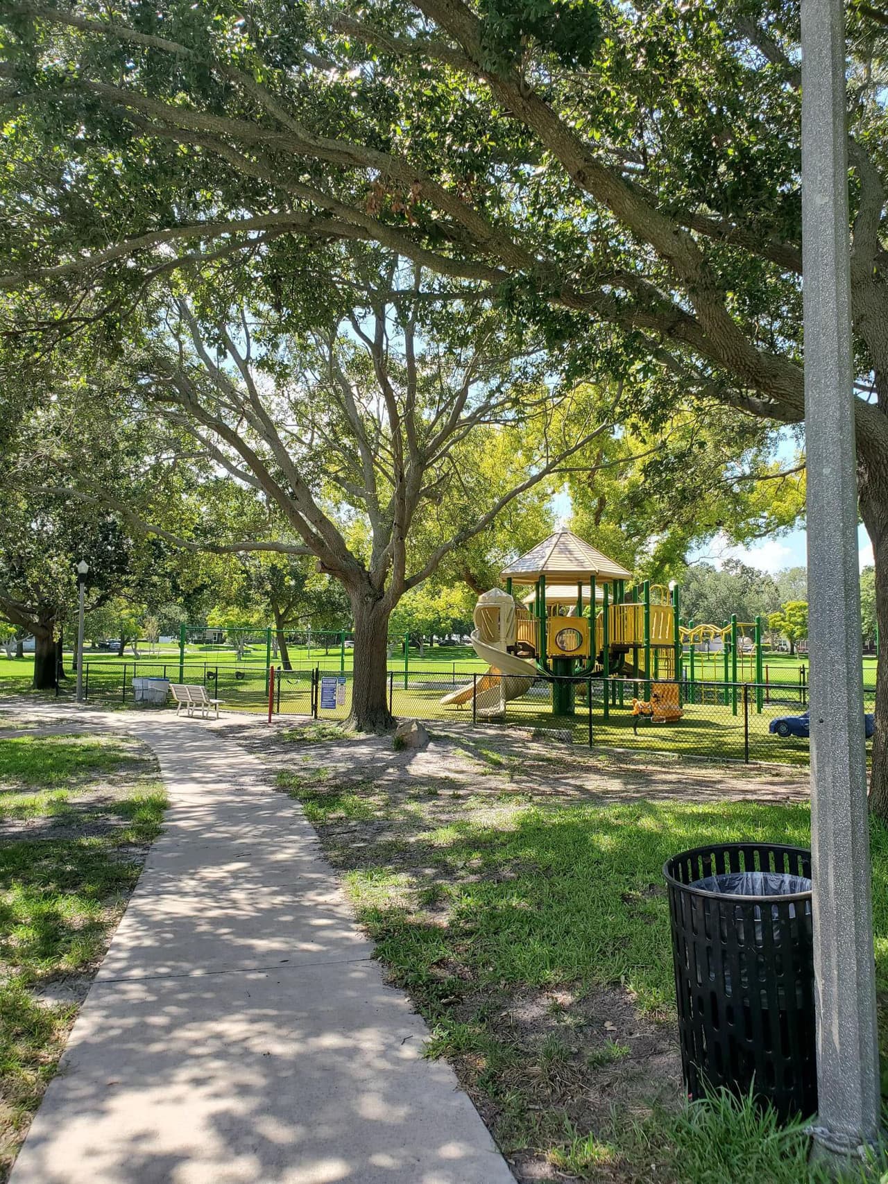 Los niños pueden jugar en las instalaciones hechas especialmente para su diversión en el Crescent Lake Park.