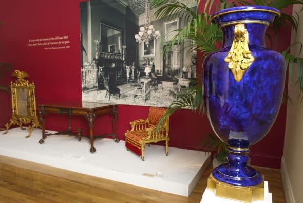 Una de las piezas más raras es una caja china cuyo interior está revestido con papel pintado rosado.