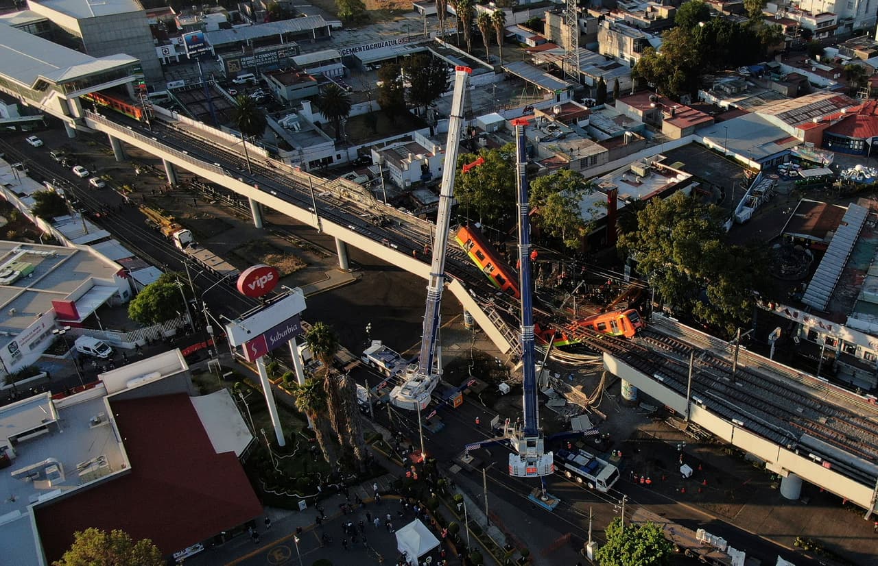 <b>El desplome de un tramo del metro de la Ciudad de México</b>
<br>
<br>Una vía elevada de metro de la capital mexicana se rompió al paso del tren y se desplomó 
<a href="https://www.univision.com/noticias/sucesos/desploma-puente-estacion-metro-de-la-ciudad-de-mexico"><u>desde una altura de unos 20 metros</u></a>. Dos vagones impactaron contra el suelo y dejaron 26 muertos y más de 70 heridos.
<br>
<br>El siniestro ocurrió el 4 de mayo, entre las estaciones de Olivos y Tezonco de la polémica línea 12 del metro de la Ciudad de México, una obra que ya había presentado fallas
<b> </b>pese a ser la más moderna del sistema.