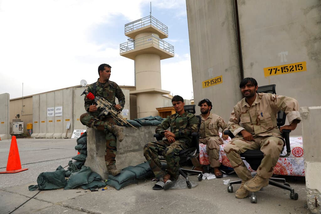 Soldados afganos dentro de Bagram el 5 de julio. Esta enorme instalación militar, del tamaño de una ciudad pequeña, era operada exclusivamente por Estados Unidos y la OTAN.
<br>
<br>Las últimas retomas de territorio del Talibán han ocurrido justo cuando las últimas fuerzas estadounidenses y de la OTAN se han ido retirando del país. Hasta la semana pasada, la mayoría de los soldados de la OTAN ya se habían marchado silenciosamente.