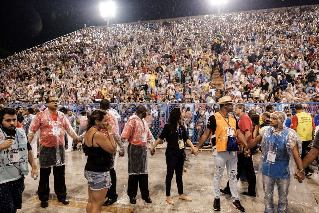 El carnaval se estrenó con el desfile de la escuela Paraíso de Tuiuti, que se desarrolló con normalidad hasta que le tocó el turno a la última carroza alegórica, de unas tres toneladas y con 40 bailarines en sus plataformas, que tuvo problemas para entrar en la recta del recinto.