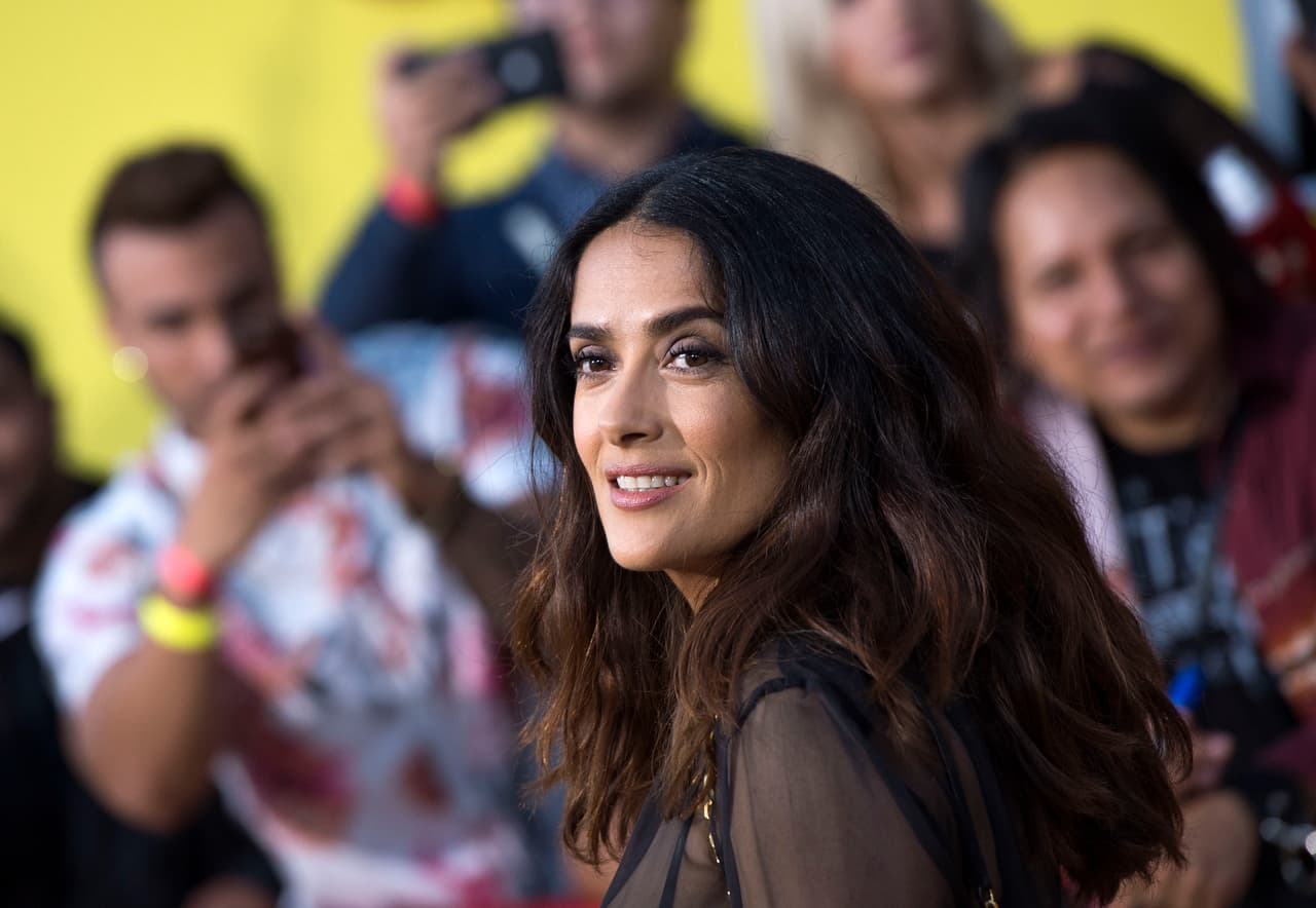 Salma Hayek dice que Trump la invitó a salir cuando ella tenía un novio y luego plantó una historia en un tabloide porque ella lo rechazó.