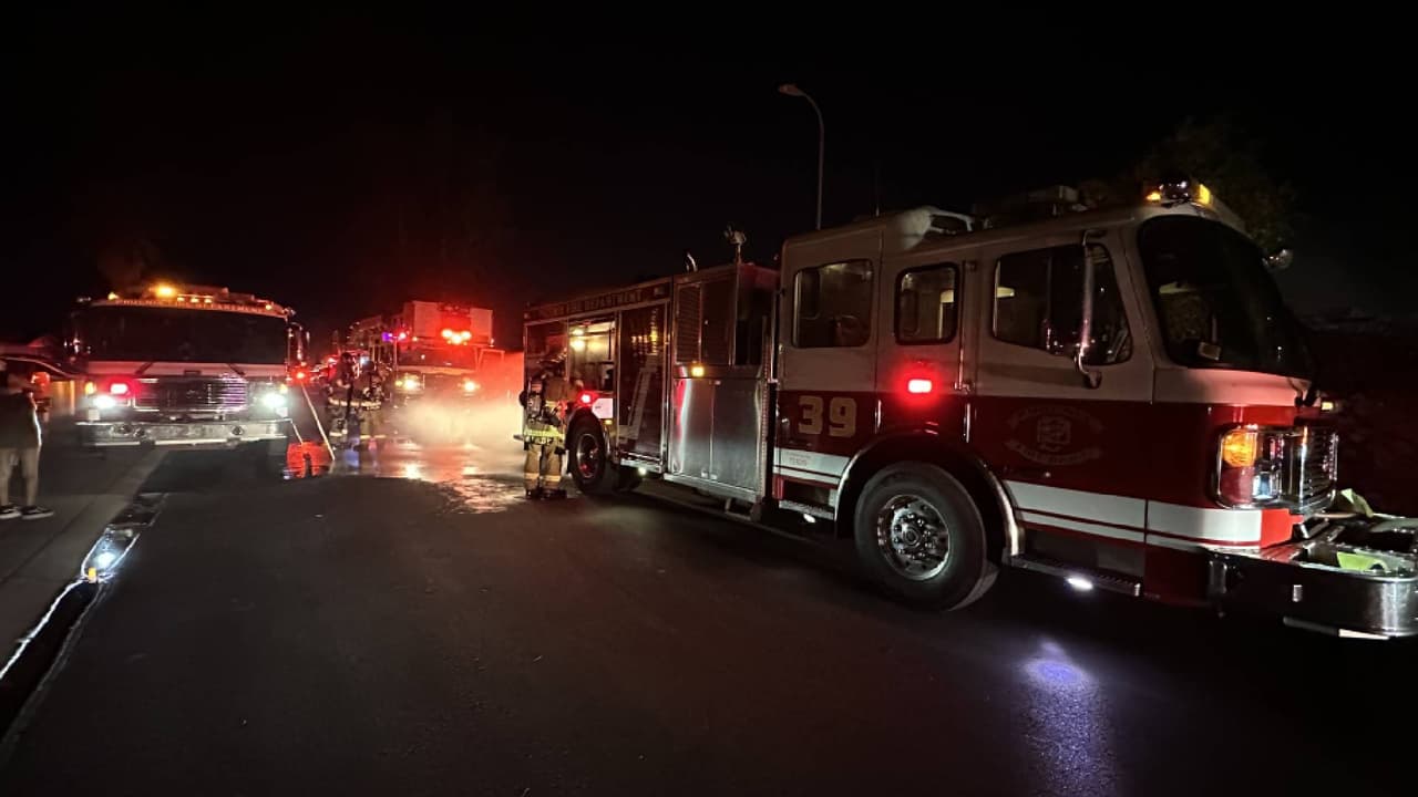 Fue requerido el apoyo de escaleras sobre el techo de ambas casas para lograr una ventilación vertical y extinguir las llamas.