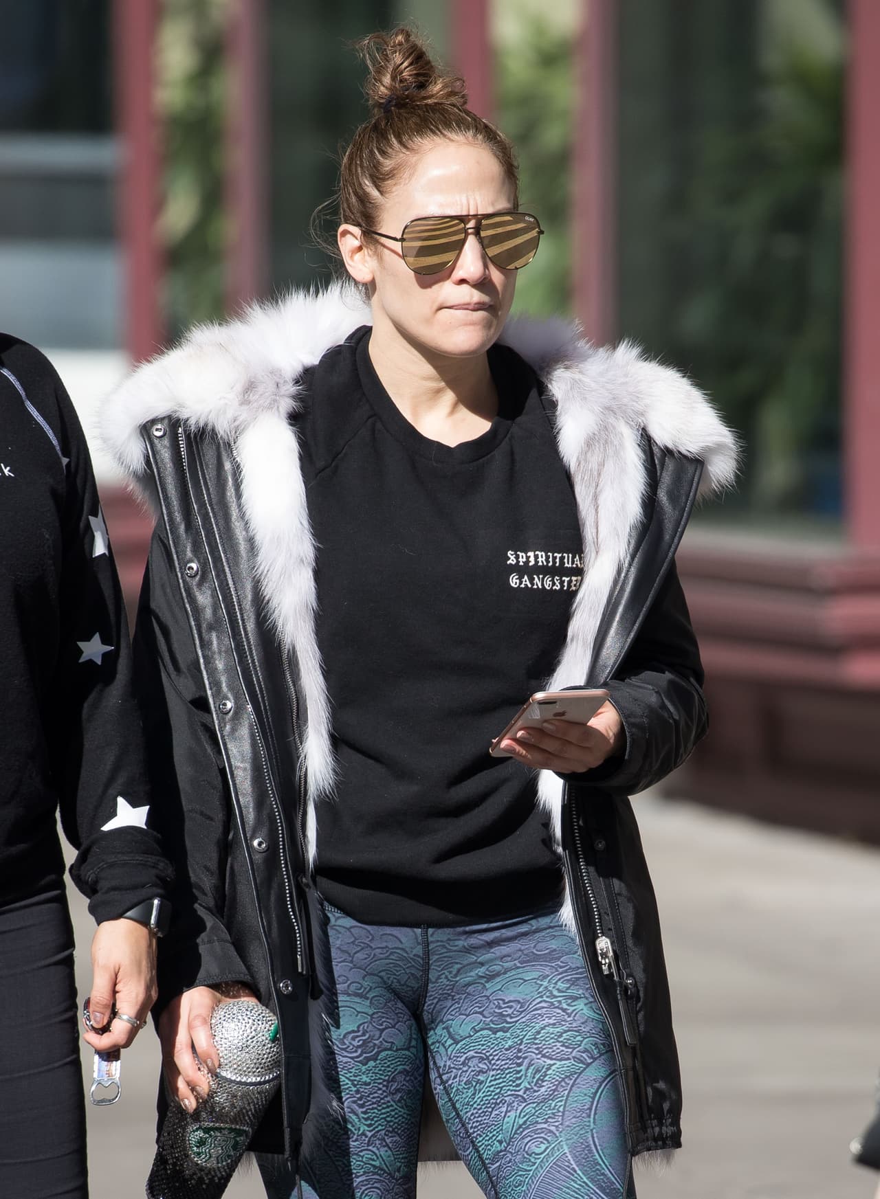 En los últimos meses, Jennifer López ha sido vista con un 'accesorio' que ha capturado las miradas.