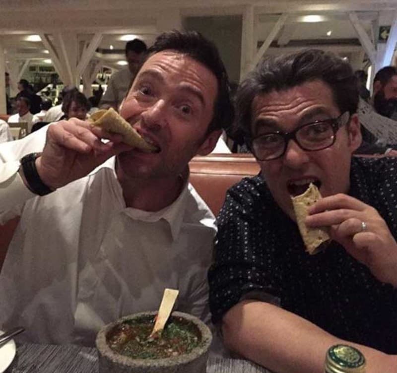 Durante una visita a México el actor Hugh Jackman no perdió la oportunidad de comer tacos con mucha salsa.