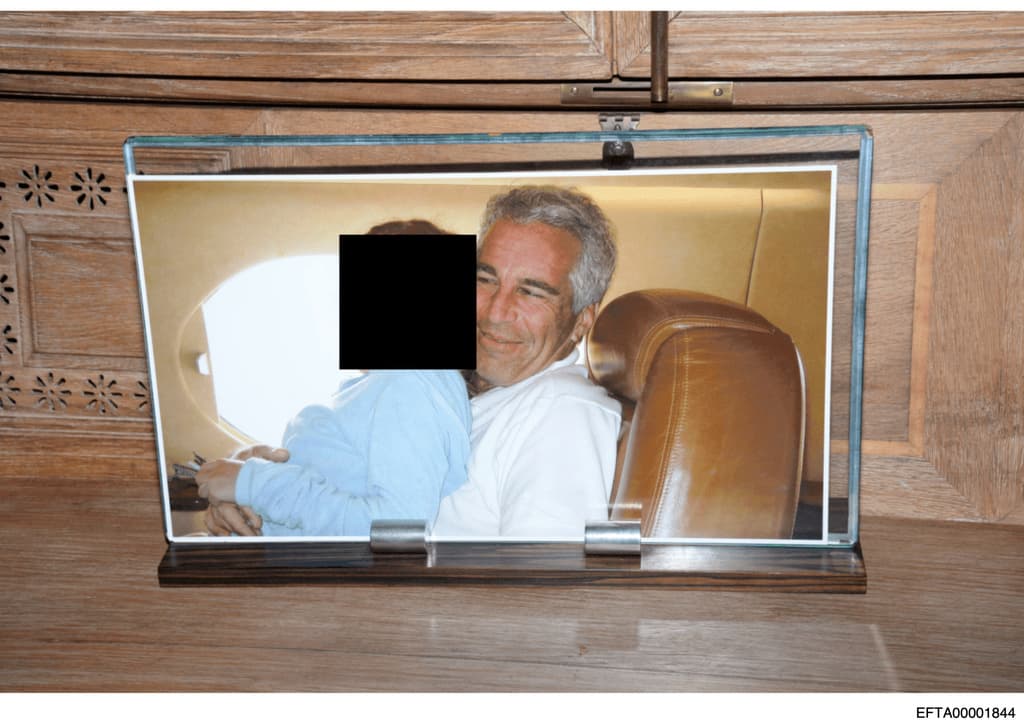 Varios archivos del caso Epstein desaparecieron de la web del Departamento de Justicia (incluyendo una foto de Trump)