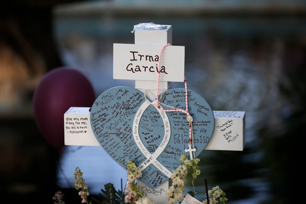 <a href="https://www.univision.com/local/san-antonio-kwex/nombres-fotos-victimas-tiroteo-escuela-primaria-robb-uvalde-texas">La cruz de Irma García se encuentra en un sitio conmemorativo</a> de las víctimas que murieron en el tiroteo en la Escuela Primaria Robb en Uvalde, Texas.