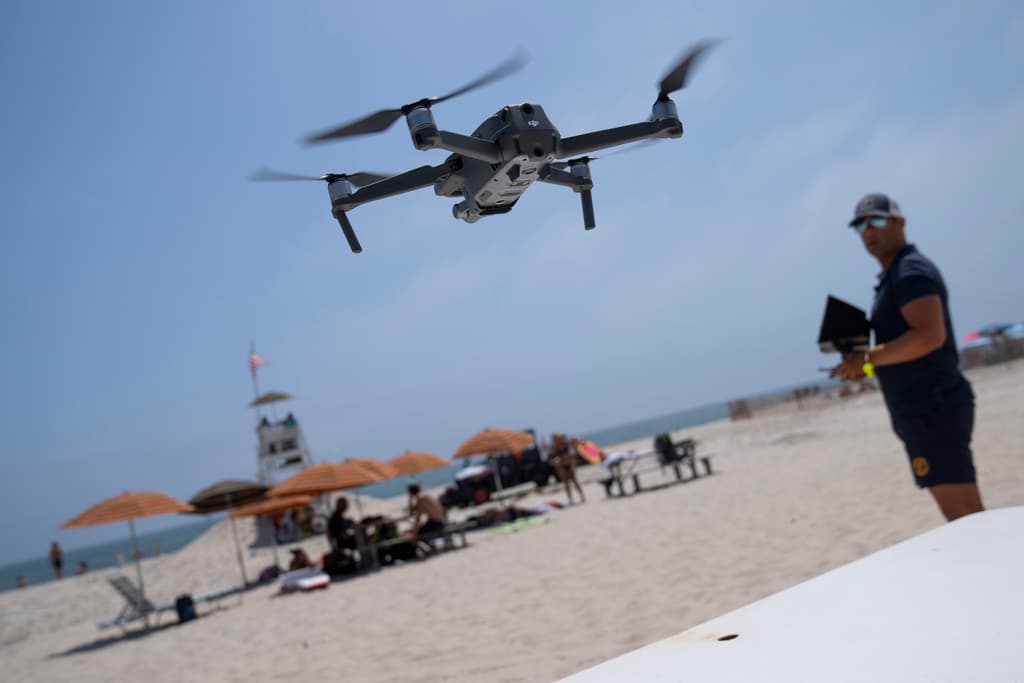 Cary Epstein, supervisor de salvavidas, opera un dron durante el despegue de un vuelo de patrulla de tiburones en Jones Beach State Park.