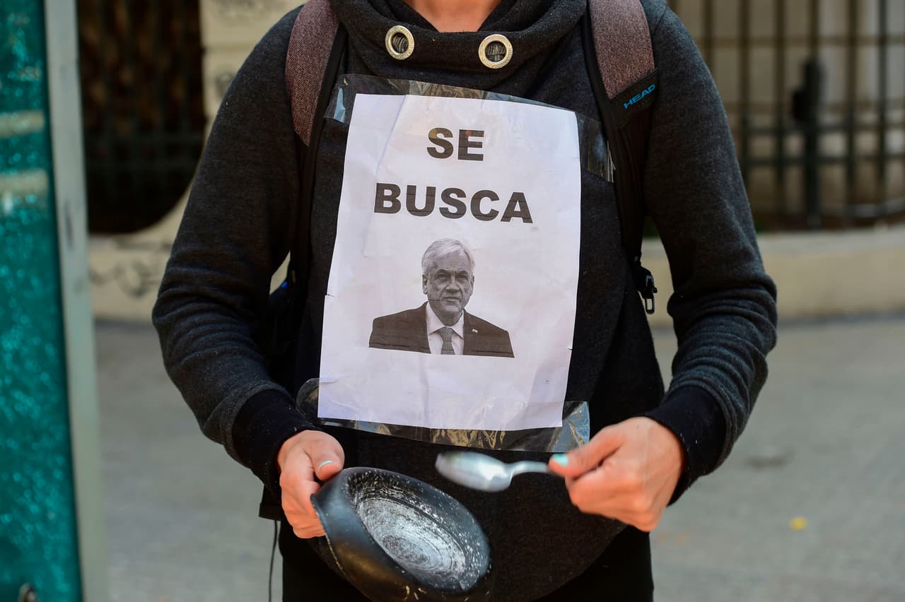 <b>Las protestas que empezaron el lunes y se hicieron violenta</b>s entre jueves y viernes tuvieron su detonante en el alza del precio del transporte público, pero reflejan un gran descontento social en uno de los países más estables y prósperos de la región, pero considerado entre los más desiguales.