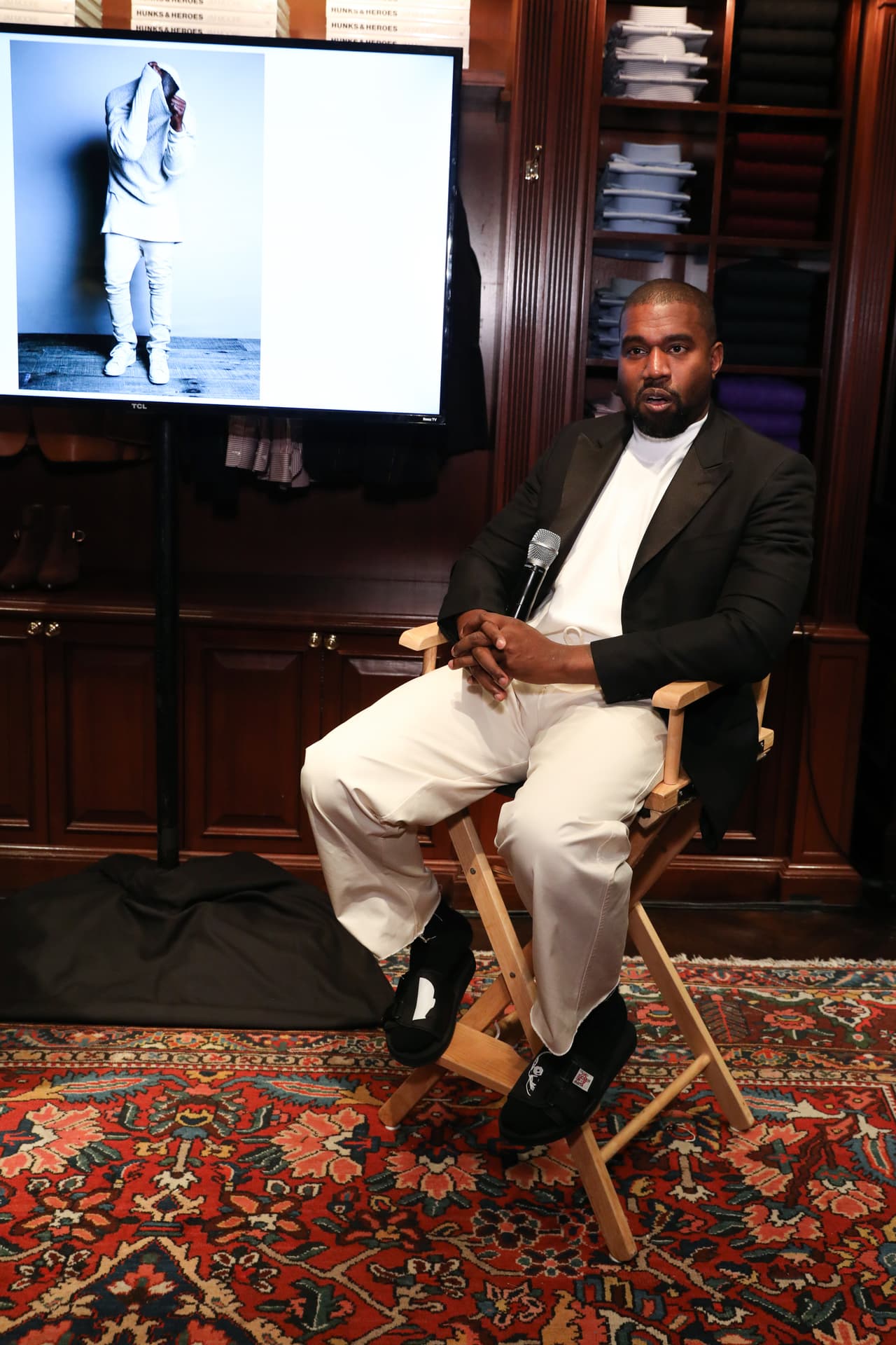 West comenzó a hacer su
<b><a href="https://www.univision.com/famosos/kanye-west-quiere-hacer-negocios-con-sus-servicios-religiosos-pretende-lanzar-una-linea-de-ropa-y-accesorios-fotos" target="_blank">servicio dominical</a></b> semanal en enero pasado y actualmente promociona su álbum de música gospel
<b><a href="https://www.nytimes.com/es/2019/10/29/espanol/cultura/kanye-west-jesus-king.html" target="_blank">'Jesus is king'</a></b>, el noveno en su carrera.