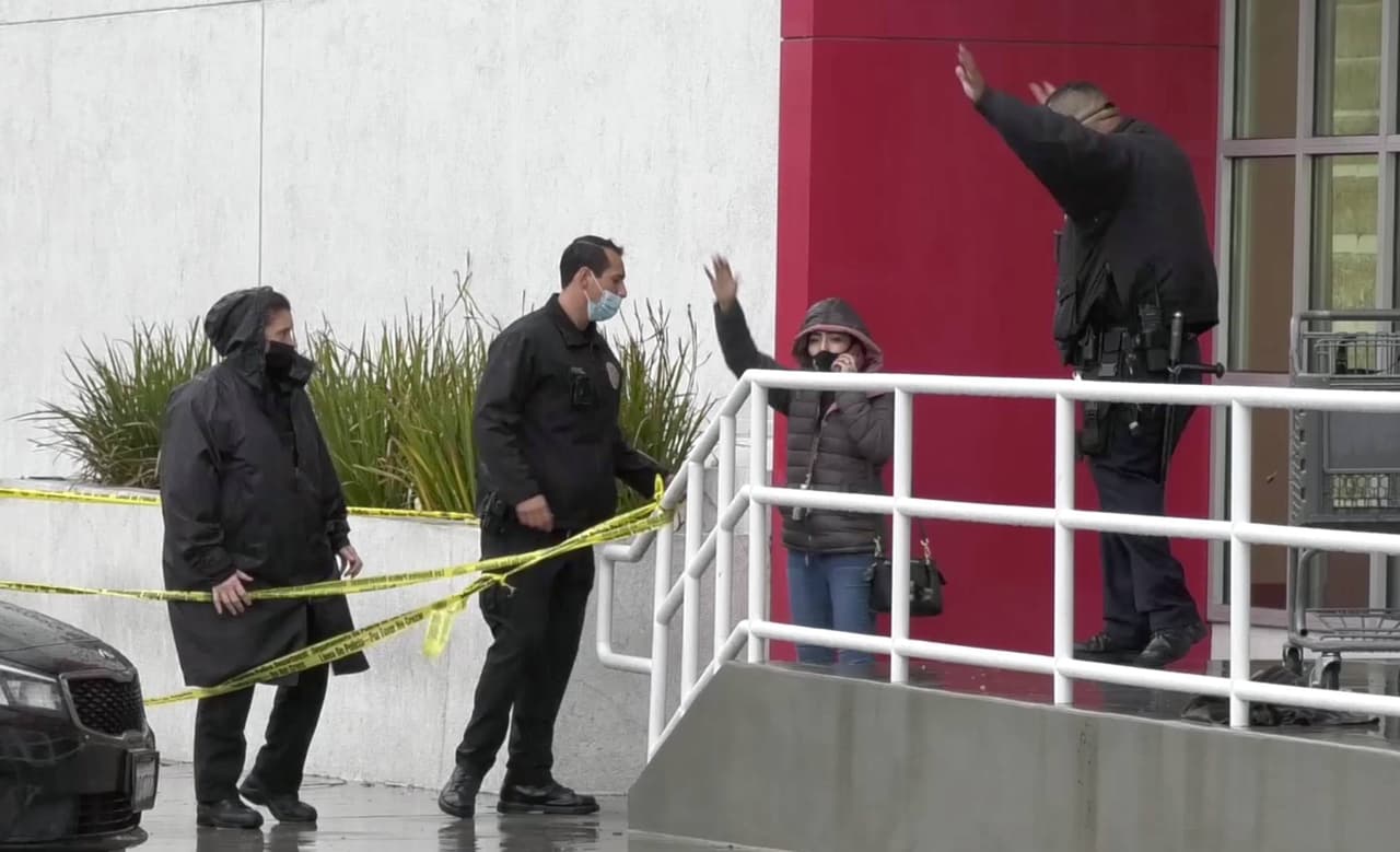 "Mientras realizaban la búsqueda de un sospechoso, los oficiales encontraron a un individuo que estaba en el proceso de agredir a otro y ocurrió un tiroteo en el que estaba involucrado un oficial.
<b> El sospechoso fue alcanzado por disparos y posteriormente fue puesto bajo custodia"</b>, dijo el oficial Stacy Spell del LAPD.